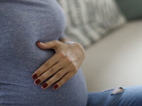Learn to identify the first signs of labor A woman having backpain, one of the signs of labor
