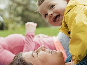 Learn how to do exercise with toddlers in your house. A woman doing a routine for exercise with toddlers.