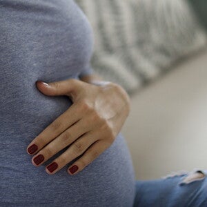 Learn to identify the first signs of labor A woman having backpain, one of the signs of labor