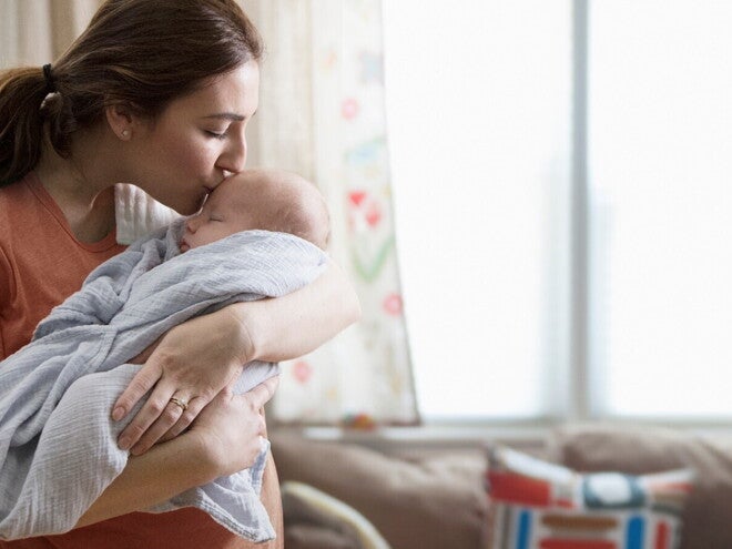 Discover everything you need to know when bringing a baby home. A mother showing what youe need to do when bringing baby home.