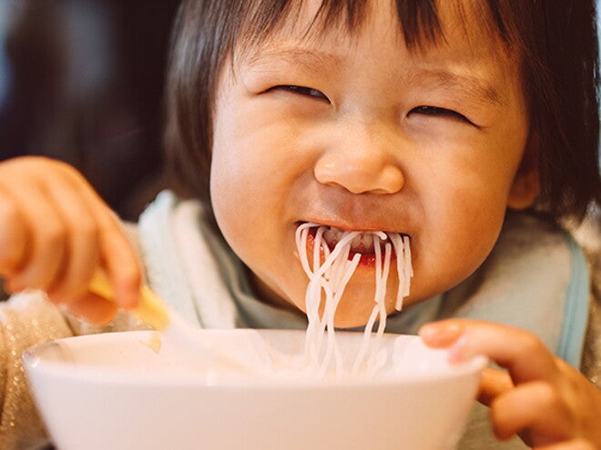 Learn everything about the importance of family meals for toddlers. A woman and her child share one of the family meals for toddlers.