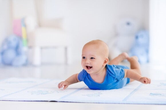 Belly time is important to avoid baby’s tummy problems A baby enjoying belly time to avoid baby’s tummy problems