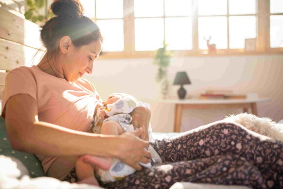 To have a good breastfeeding diet, it is important to avoid some foods A woman feeding her child and enjoying the benefits of a beastfeeding diet