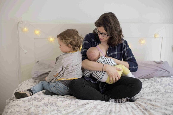 A good breastfeeding diet is essential to your baby’s growth and development. A woman feeding her child after having a good breastfeeding diet.