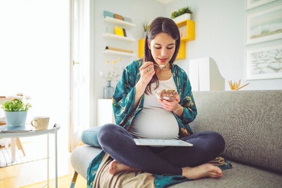 It is important to include fiber in your pregnancy healthy food. A pregnant woman eating some fiber for her pregnancy.
